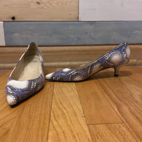 Stuart Weitzman Shoes - Stuart Weitzman 7 M 🐍 snakeskin print kitten heel
